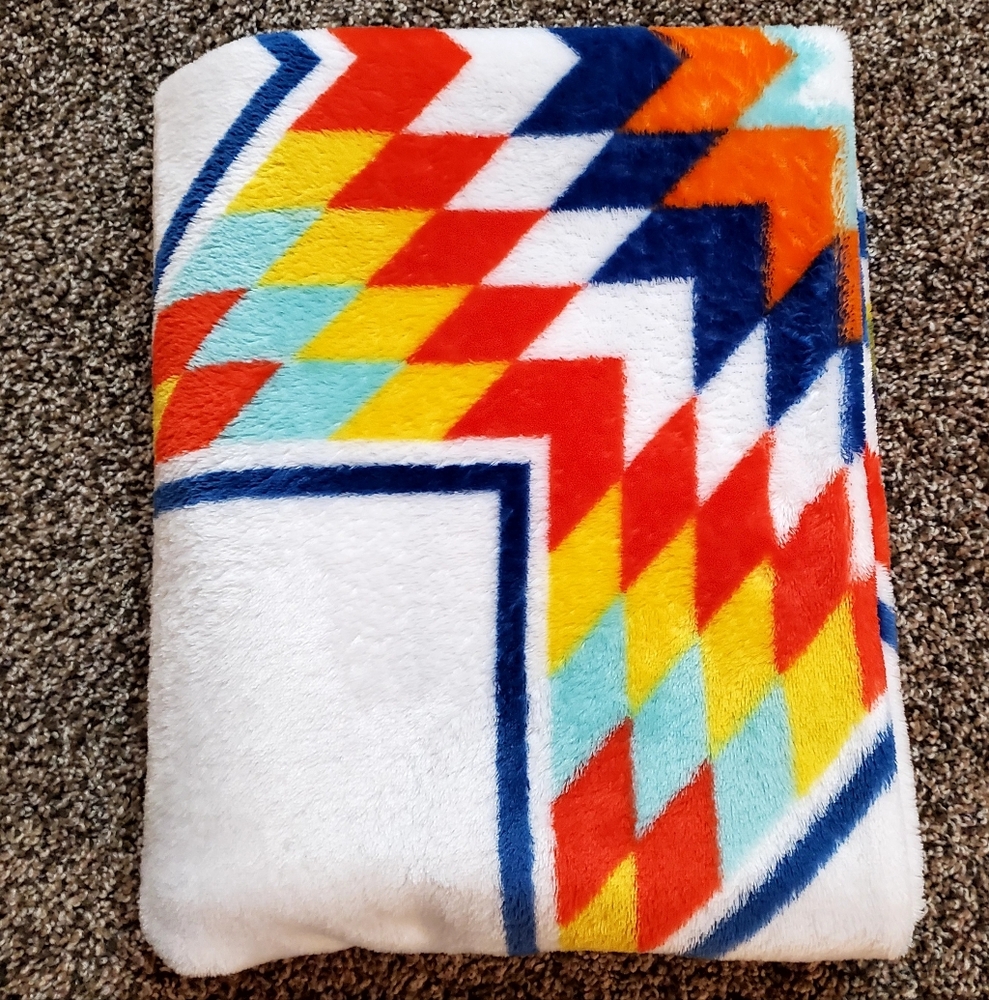 St. Labre Indian School Soft Cozy Vibrant Southwestern Blanket. - Picture 2 of 6